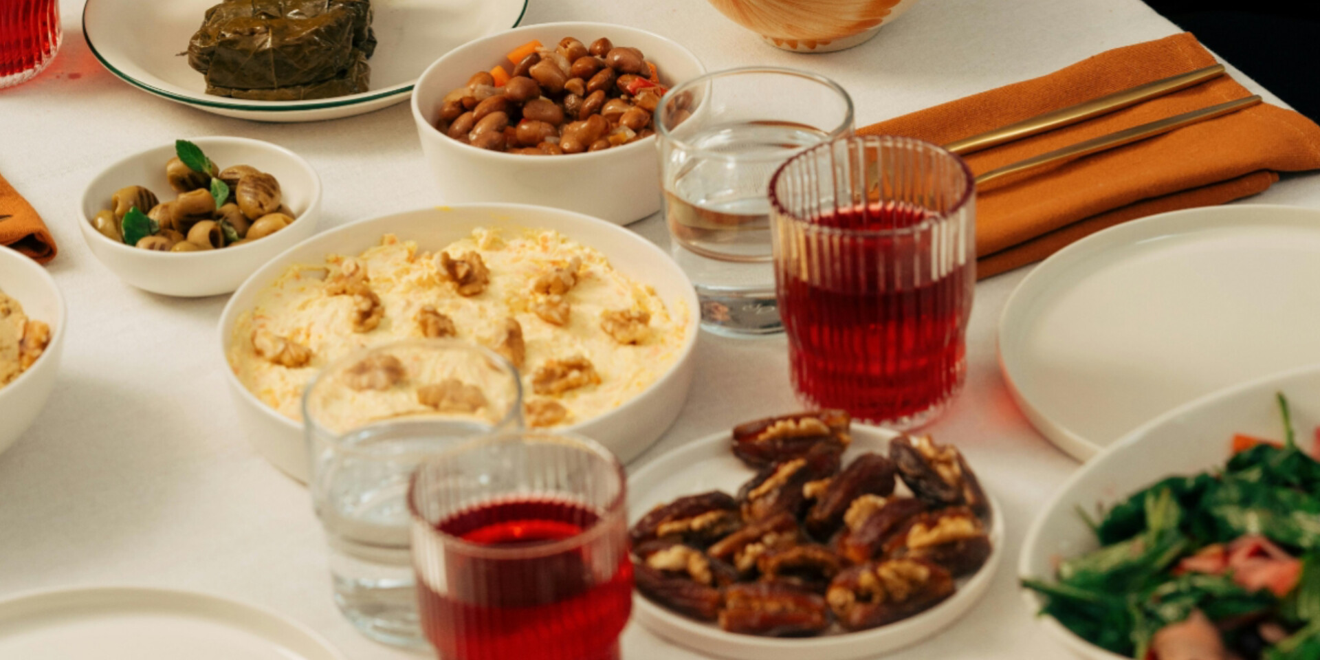 Infographic showing healthy Ramadan food choices like dates, oats, and yogurt to avoid bloating.